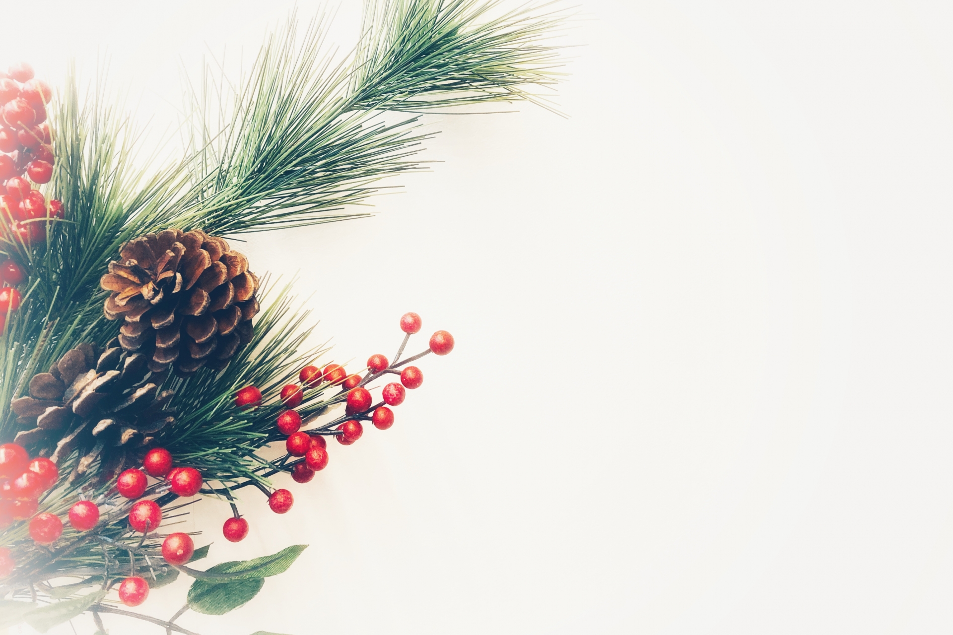 年末になると見かける松飾りとは？門松との違いと住まいに込められた新年の意味について